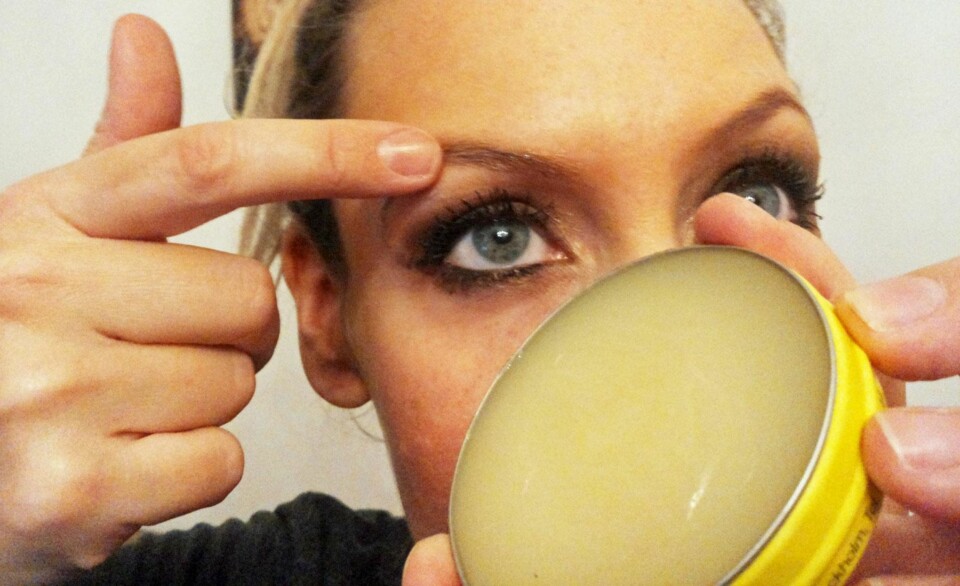 VASELIN: Kan blant annet brukes på brynshårene for litt mørkere farge, Berglund. FOTO: Linn M. Rognø.