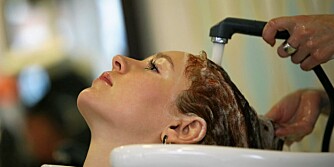 SKYLL UT: - Som frisør opplever jeg at en del kunder ikke skyller sjampoen godt nok ut, så det ligger rester med såpe i hårbunnen. Dette gjør at håret blir fortere fett, sier frisør Kristine Svanem.