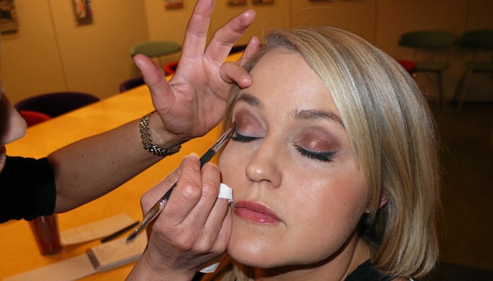 STERKERE FARGER: Makeupartist Hilde Lise Berglund sminker Kvinneguidens journalist Synne Bakker med litt sterkere farger som hun kan tillate seg etter hvert som dagslyset får en varmere farge. STERKERE FARGER: Makeupartist Hilde Lise Berglund sminker Kvinneguidens journalist Synne Bakker med litt sterkere farger som hun kan tillate seg etter hvert som dagslyset får en varmere farge.