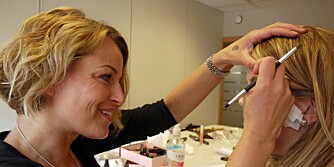 EKSPERIMENTERER: Makeupartist ved bareMinerals, Hilde Lise Berglund, sminker Kvinneguidens redaktør.