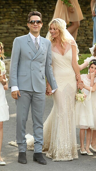 FEMININT OG MYKT: Brudekjolen Kate Moss giftet seg i 1.juli i fjor.