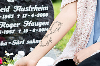 VIKTIG: Fie har fått tatovert inn foreldrenes og brødrenes navn på armen.