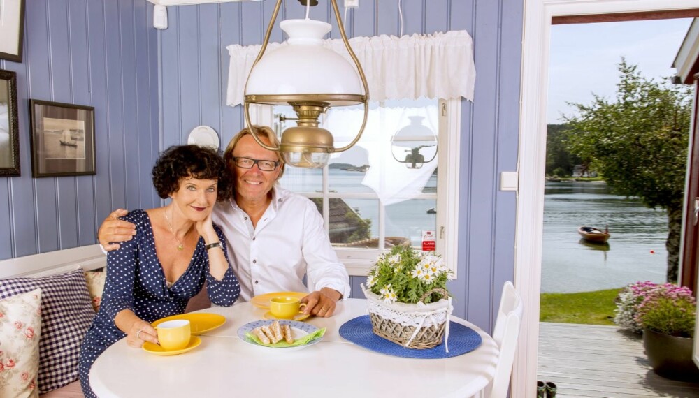 TID TIL HVERANDRE: Fra spisestuen kan Unni og Per Christian nyte utsikten til sin egen strand. Paret har vært gift i over 30 år.