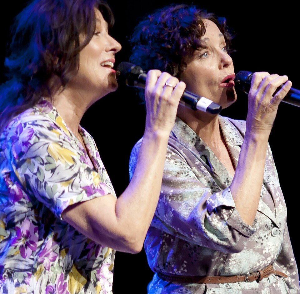 VAKKER SANG: Inger Lise Rypdal og Maj Britt Andersen på Ælvespeilets scene i Porsgrunn. (Foto: Svein Brimi)