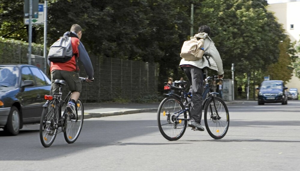Syklister som ikke gir tegn til hvor de skal i trafikken irriterer svært mange bilister.