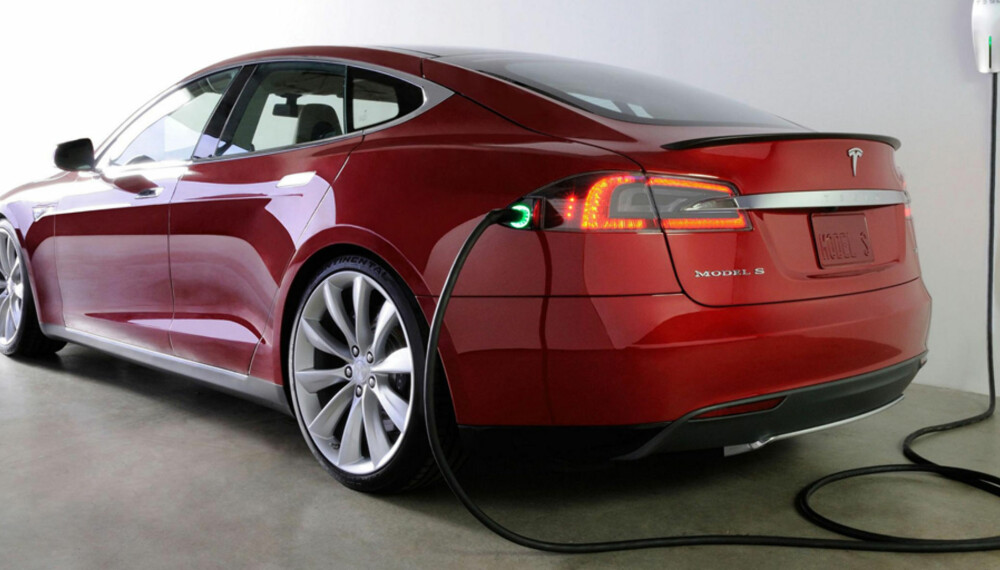 FIREHJULSDRIFT: Model S P85D blir navnet på den nye toppmodellen i Model S-serien som får firehjulsdrift. FOTO: Tesla