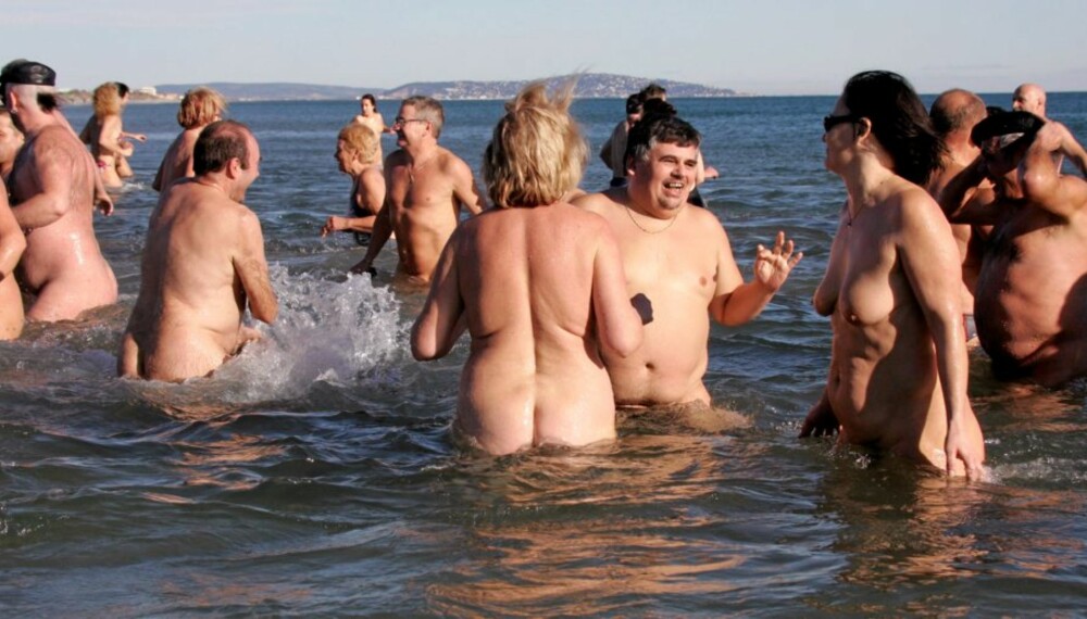 GLADE: Si hva du vil om naturister, de virker i hvert fall fornøyde... GLADE: Si hva du vil om naturister, de virker i hvert fall fornøyde...