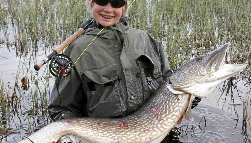 GIGA-GJEDDE PÅ FLUE: Det var litt av en bragd av unge Truls Svensen da han i mai 2009 satte ny norgesrekord på fluefanget gjedde med denne flotte fisken på 15,34 kg som han tok i Øyeren.