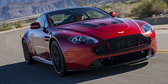 EKSTREM: Aston går egne veier. Raskere enn noensinne. Her i en farge som står til ytelsene: Volcano Red. FOTO: Produsent