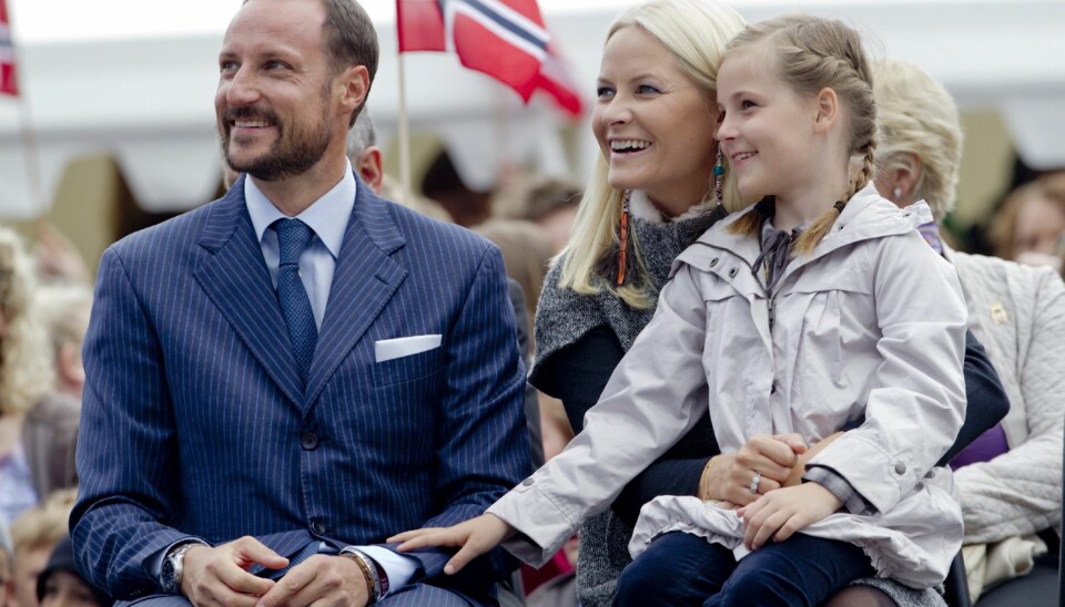 PÅ FANGET: Ingrid Alexandra holdt ut lenge på mammas fang da kronprinsparet nådde Fosnavåg under deres Møre og Romsdal-reise.