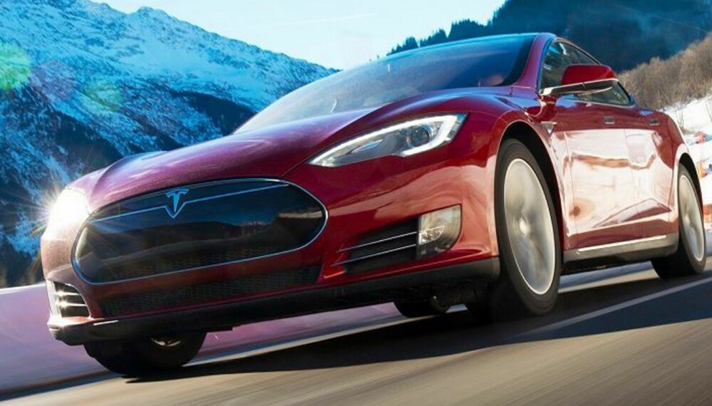TESLA MODEL S: Branntilfeller gjør at Tesla Model S nå utstyres med ekstra beskyttelse under for å skjerme batteripakken ved eventuelle sammenstøt. Det er snakk om et skjold i tre lag der det ene laget er en plate i titan. FOTO: Tesla