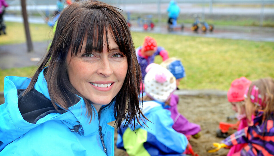 NYTT JOBBANTREKK: Randi har byttet ut dressjakke og pumps med regnjakke og gummistøvler.