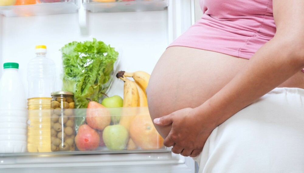 Det som er veldig viktig for alle gravide er å spise regelmessig, få i seg mye fiber i kosten både i form av grove kornprodukter, grønnsaker, frukt og bær. Foto: Colourbox.no