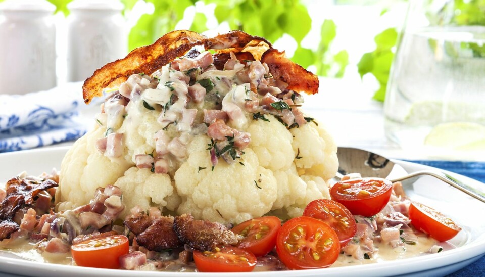 Blomkål med ostesaus er en gammel klassiker som fortjener å bli børstet støv av! Det smaker ypperlig til middag, og baconet kan fint byttes ut med reker.