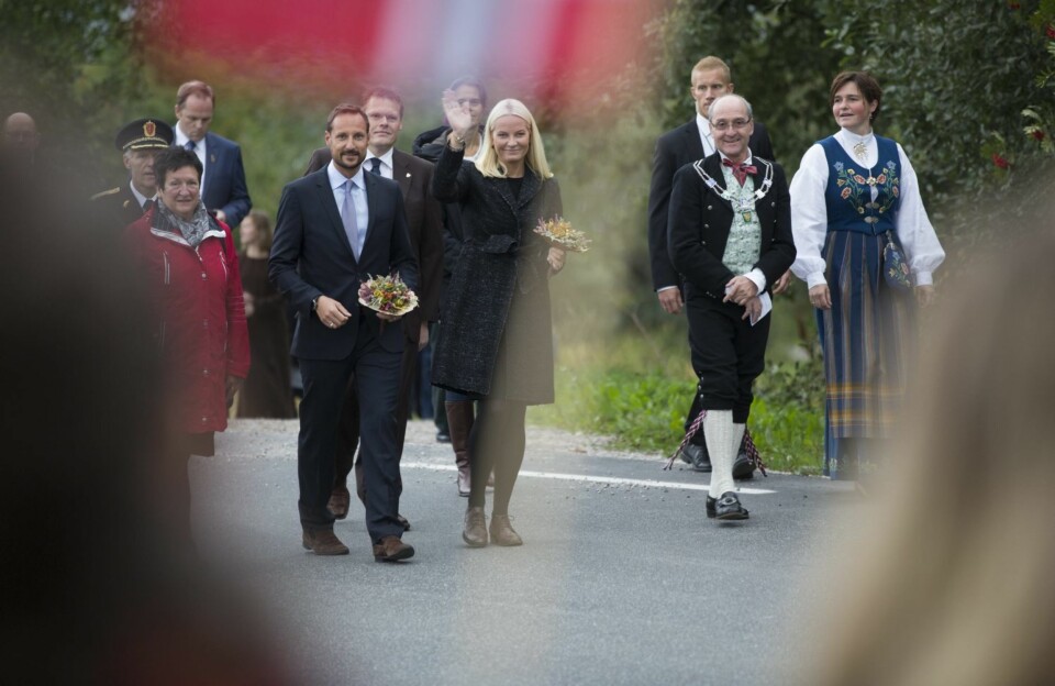 HYLLES: Kronprinsparet ble hyllet av både liten og stor på vei til sentrum av Steigen.