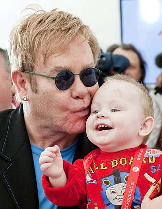 SJARMERT: Elton John møtte lille Lev i Ukraina første gang i 2009. Siden har superstjernen gjort alt han kan for å hjelpe den foreldreløse gutten.
