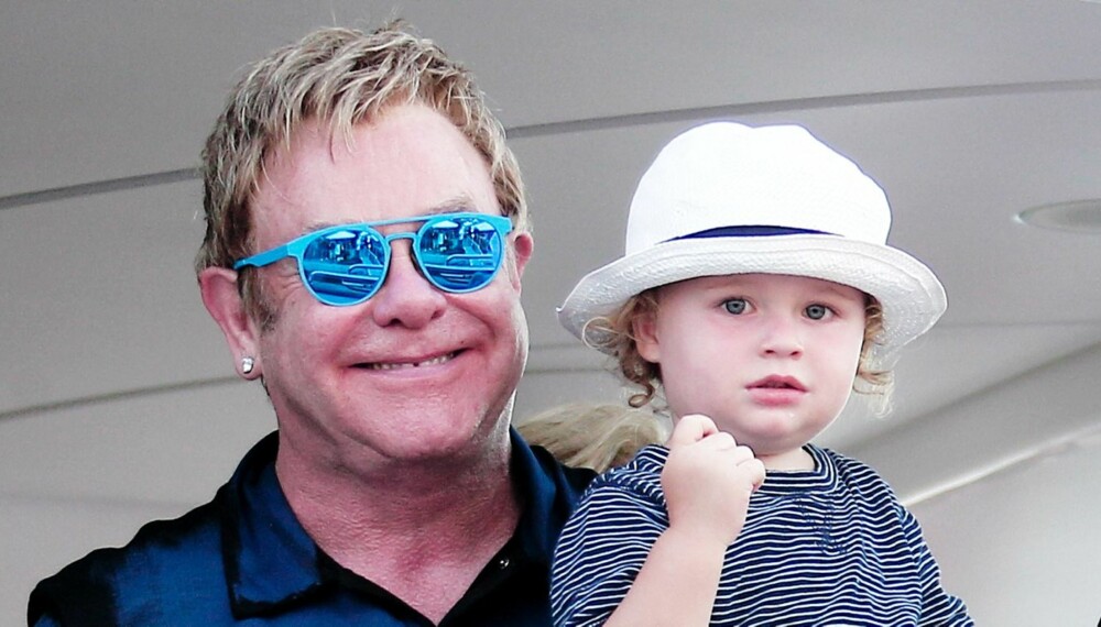 FAMILIEMANN: Elton John har sønnene Zachary (3) og Elijah (18 mnd). Her med yngstemann på armen i august.