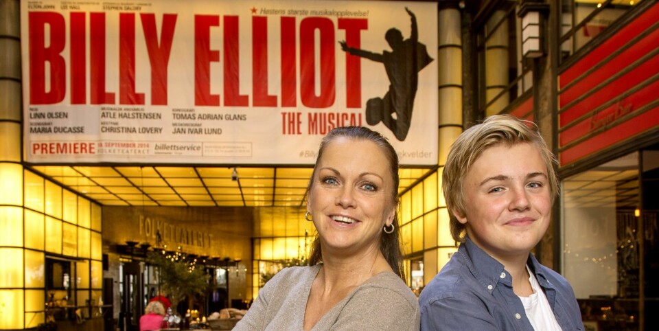 DELER SCENEN: Hilde Lyrån og sønnen Halvor medvirker begge i Oslo-musikalen 'Billy Elliot'. (Foto: Morten Bendiksen)