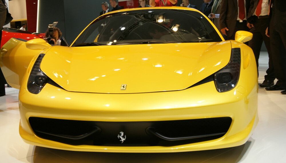 ANYBODY IN THERE?: Ferrari 458 Italia har som mange sportsbiler motoren rett bak cockpiten. Bagasjerommet befinner seg dermed foran under panseret. Det har skapt problemer i USA. FOTO: Newspress