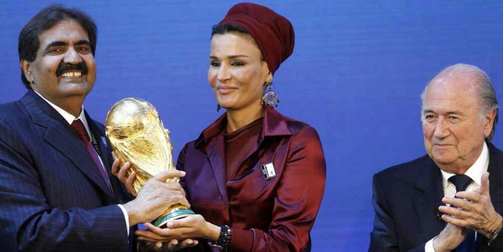 Brede smil: Moza Bint Nasser al-Misnad, hustruen til emiren av Qatar, etter at Qatar fikk fotball-VM i 2022. FIFA-president Sepp Blatter klapper.