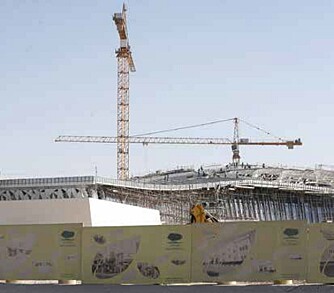 Hektisk byggeaktivitet: Penger er ikke noe problem i Qatar. Arbeidet med å bygge ni nye og hypermoderne VM-arenaer er i full gang.