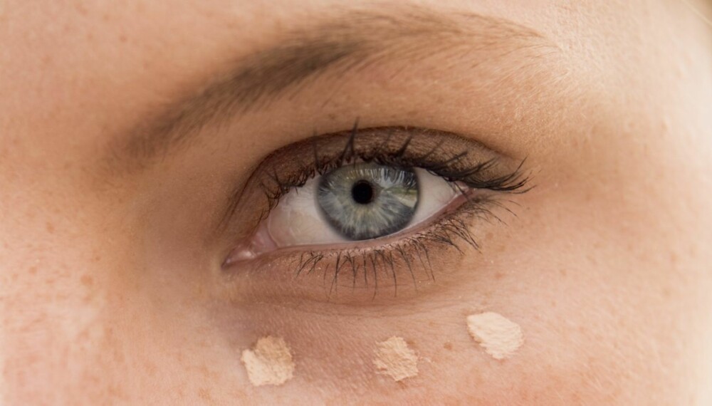 VELG RIKTIG FOUNDATION: Foundation er hele grunnlaget for en fin makeup. Derfor er det også viktig at du velger det produktet som passer best til deg og din hudtype. Og at du påfører det riktig. - Pass på så du ikke bruker for mye av produktet! Det blålige lyset om vinteren er mye hardere enn varmt sommerlys, og framhever alle detaljer og skavanker i ansiktet, advarer Julie Botnen, skjønnhetsansvarlig i Det Nye. Hvordan du unngår denne, og andre foundation-tabber, får du svar på her! VELG RIKTIG FOUNDATION: Foundation er hele grunnlaget for en fin makeup. Derfor er det også viktig at du velger det produktet som passer best til deg og din hudtype. Og at du påfører det riktig. - Pass på så du ikke bruker for mye av produktet! Det blålige lyset om vinteren er mye hardere enn varmt sommerlys, og framhever alle detaljer og skavanker i ansiktet, advarer Julie Botnen, skjønnhetsansvarlig i Det Nye. Hvordan du unngår denne, og andre foundation-tabber, får du svar på her!
