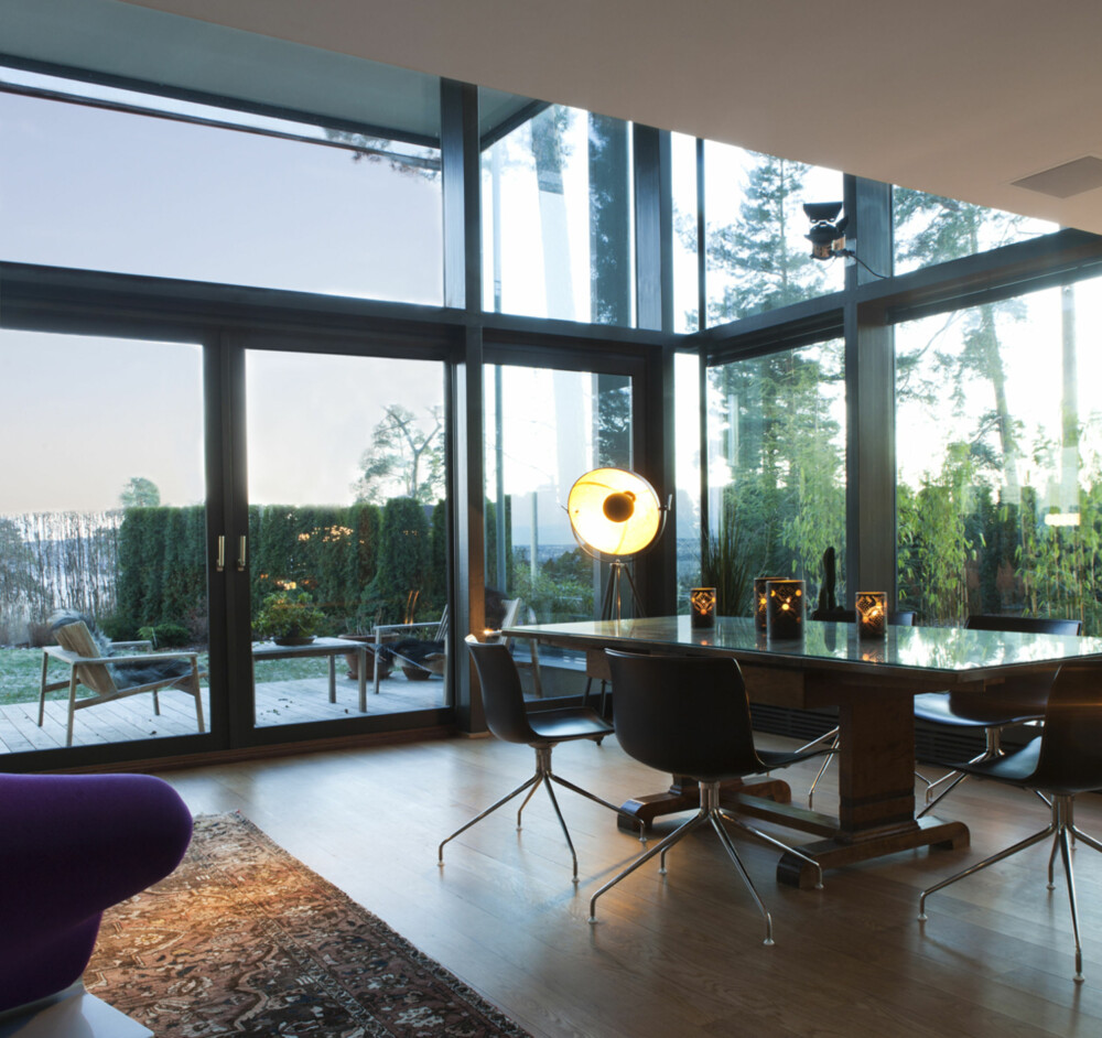 LEVENDE: Stuen er en frodig miks av arkitektens stramme linjer, moderne møbler og design. Resultatet er et både varmt og levende estetisk uttrykk.