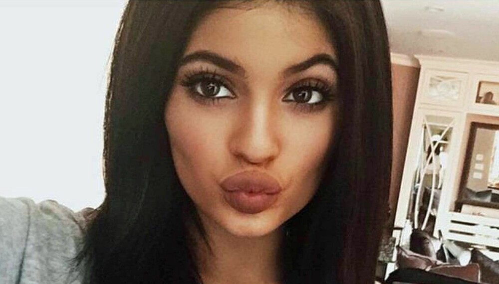 STORE LEPPER: Kylie Jenner sine lepper har vært årets store snakkis, men sjansen er stor for at 17-åringens daglige tunge sminkebruk er skadelig.