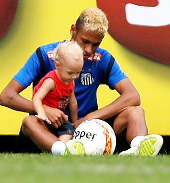 LEKEN PAPPA: Neymar har noen triks å lære bort 
sønnen.