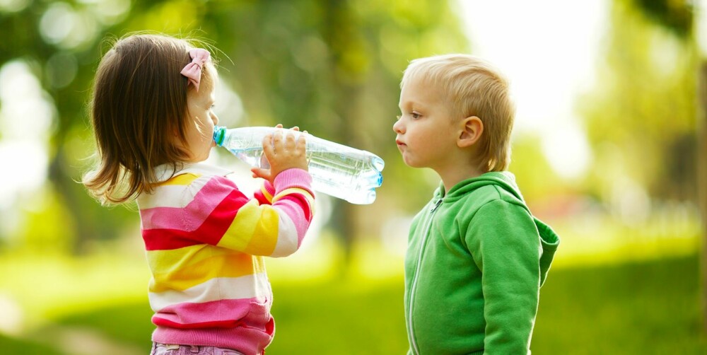 Vann er den beste tørste drikken både for store og små. Foto: Colourbox.no