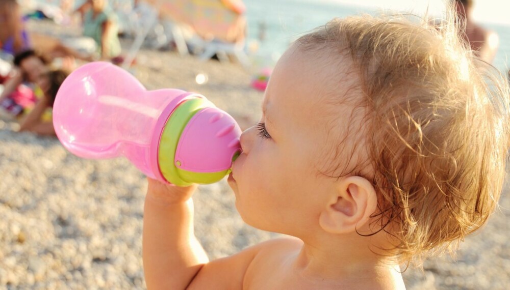 Husk rikelig med drikke til barna på varme dager. Foto: Colourbox.no