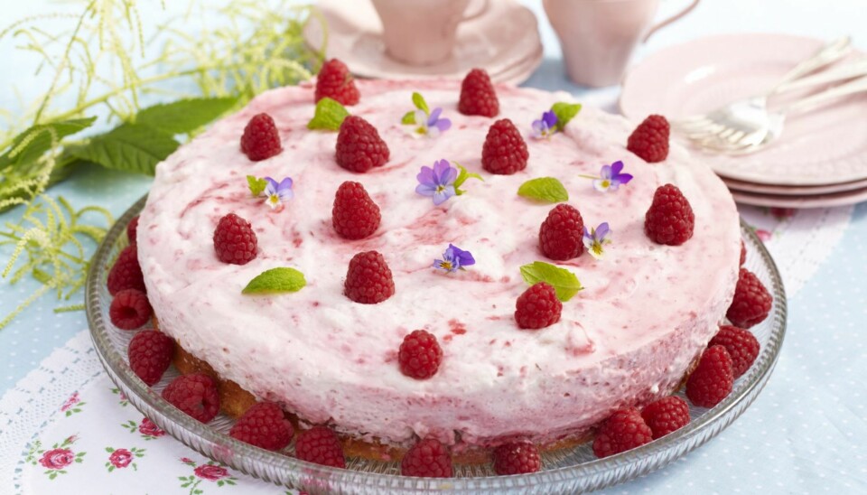 En forfriskende sommerkake med kransekakebunn!