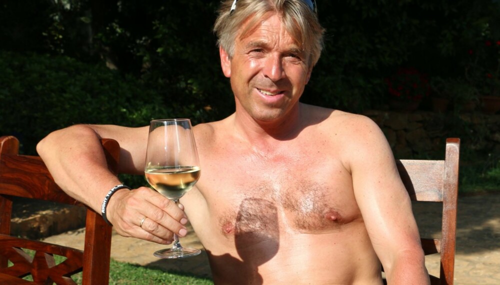 SKÅL: Jahn Ivar har gått ned fem kilo. Han har også begynt å drikke vin. Her koser han seg med et glass mellom slagene under innspillingen av «Mesternes mester».