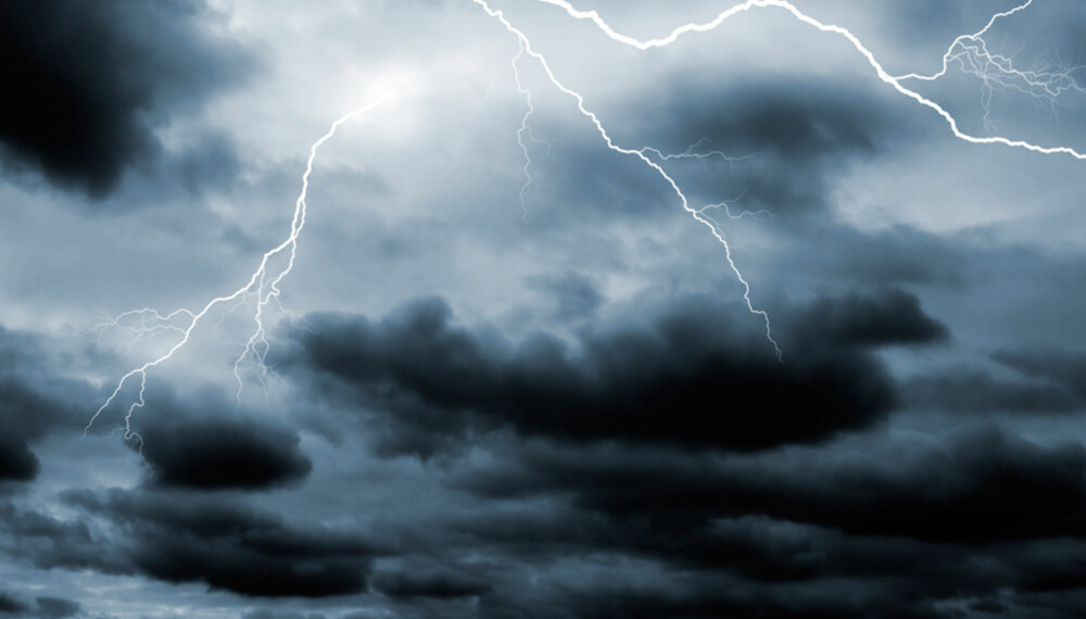 UVÆR: Når lyn og torden braker rundt deg, er det på tide å ta bena fatt og sikre hjemmets elektronikk!