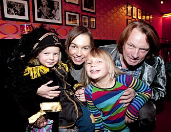 BARNA KOMMER FØRST: Kaia og Jan har barna Bastian og Hennika sammen. Her er de på en teaterpremiere i fjor.