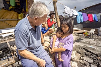 TO SMÅ SØSTRE: Oddvar fikk menneskeskjebnene i Filippinene midt i ansiktet. Mange hadde mistet sine nærmeste. Her med Rona Mae (13) og hennes lillesøster Rose Ann (2).