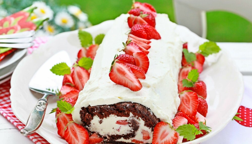 FRISKT OG GODT: En sjokoladerullekake er fort gjort å bake og enkel å pynte. Og nå er det lov til å overdosere med friske jordbær!