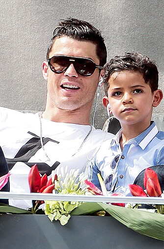 MED SØNNEN: Ronaldo overrasket mange da han i 2010 fortalte at han hadde blitt pappa til en liten gutt. Nå er lille Cristiano Jr. blitt fire år gammel.