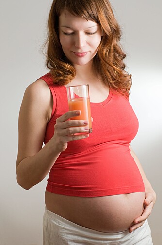 Inntak av mat og drikke i graviditeten påvirker både fosterets vekst og sykdomsrisiko senere i livet. Foto: Colourbox.no