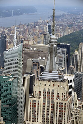 På 34. gate legger han turbinhelikopteret i høyresving rundt toppen av Empire State bygningen.