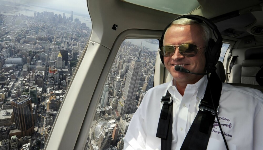 Helikopterpilot John Kjekstad har all grunn til å smile når han ser ned på Empire State Building. Helikopterselskapet hans er i løpet av de siste 10 årene blitt det største på helikoptersightseeing i New York.
