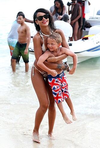 LEK OG KOS: Det ble ikke bare fest og fjas på Rihanna. Hun tok seg også tid til et yngre familiemedlem.
