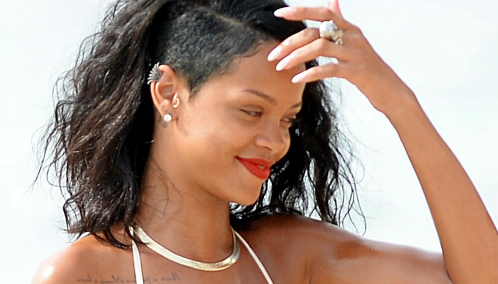 DANCING QUEEN:  Rihanna er ikke redd for å by på seg selv. I en minimal bikini danset hun rundt midt på lyse dagen.