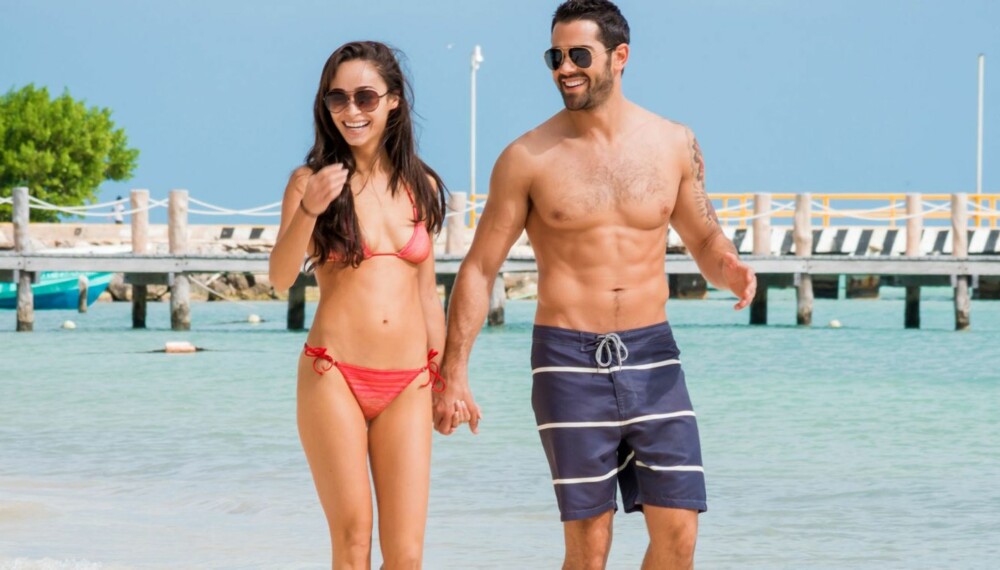 STRANDLØVER: Cara Santana og Jesse Metcalfe viste frem sine flotte og veltrente kropper på stranden i meksikanske Cancun.