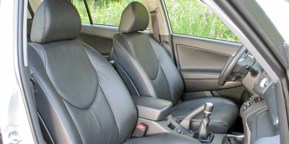 KOMFORT: Den nyeste Toyota RAV4 er mer komfortabel og forfinet innvendig enn forgjengeren.