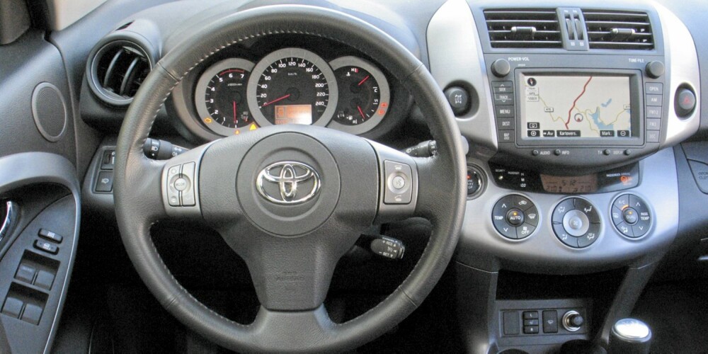 ORDNET: Typisk Toyota-stil på førermiljøet. En brukt Toyota RAV4 føles som en av de mer lettkjørte SUV-modellene.