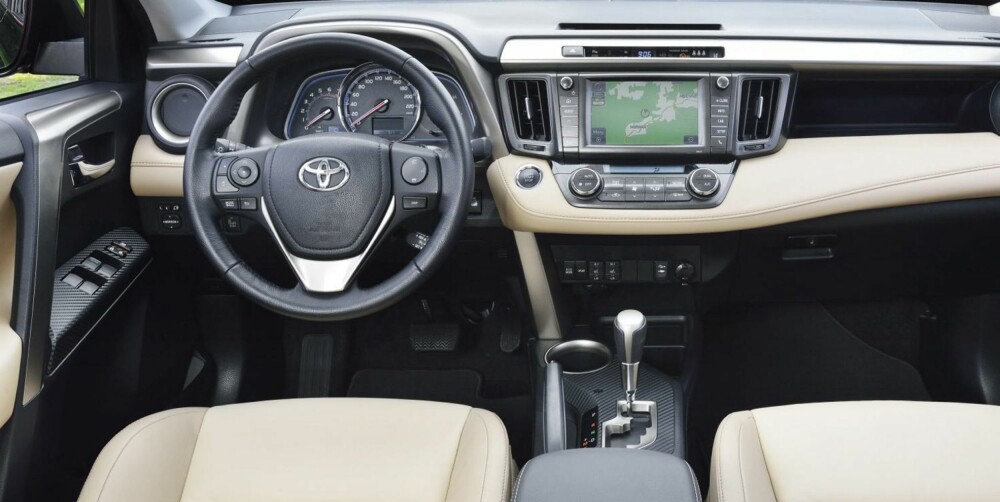 EXECUTIVE: Med høyeste utstyrsnivå (Executive) med skinnseter kan man nå velge mellom fire interiørfarger: Sort, grå, terracotta og beige, hvor de to sistnevnte er nye. En helt ny beige-farge kommer i to-tonede skinnseter og skinnfinish på dashbordet og dørpanelene. FOTO: Toyota