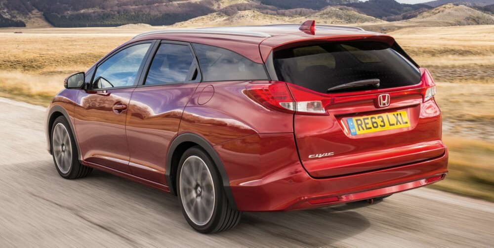 STØRRE: Honda Civic Tourer er 23,5 centimeter lengre enn kombikupéen og blir blant de aller største stasjonsvognene i kompaktklassen når det gjelder plass. FOTO: Honda STØRRE: Honda Civic Tourer er 23,5 centimeter lengre enn kombikupéen og blir blant de aller største stasjonsvognene i kompaktklassen når det gjelder plass. FOTO: Honda