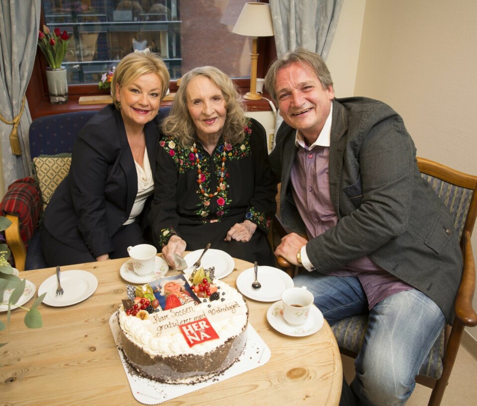 VILL JUBEL: Anette Hoff og Tom Sterri feiret Sossen på 90-årsdagen hennes.