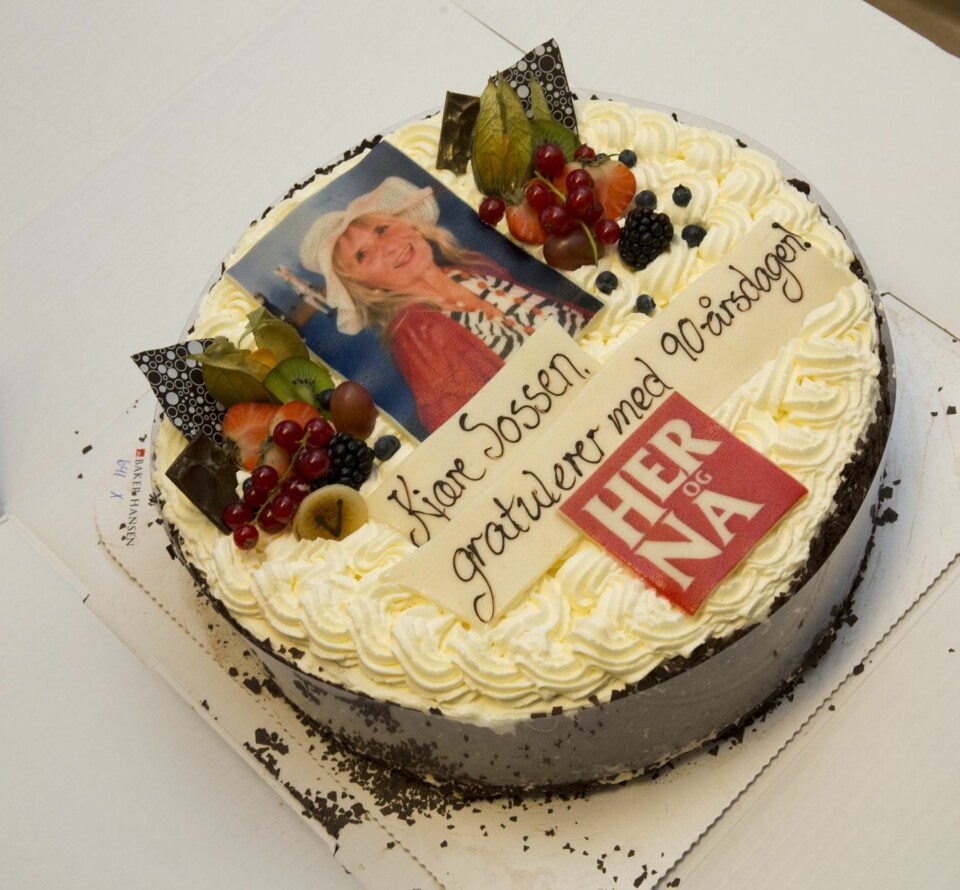 NAM NAM: Sossen fikk bursdagskake fra Her og Nå.